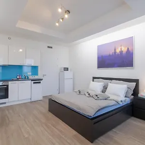  Apartment Bright Studio, 10min Centre, Free Parking